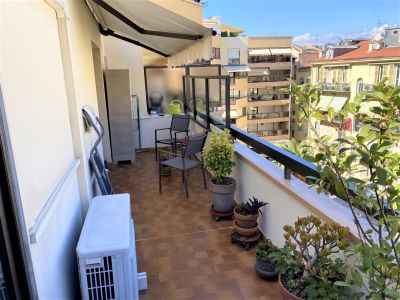 VIAGER OCCUPE appartement dans résidence avec services pour seniors "Les Hespérides" à NICE CENTRE rue Gioffredo